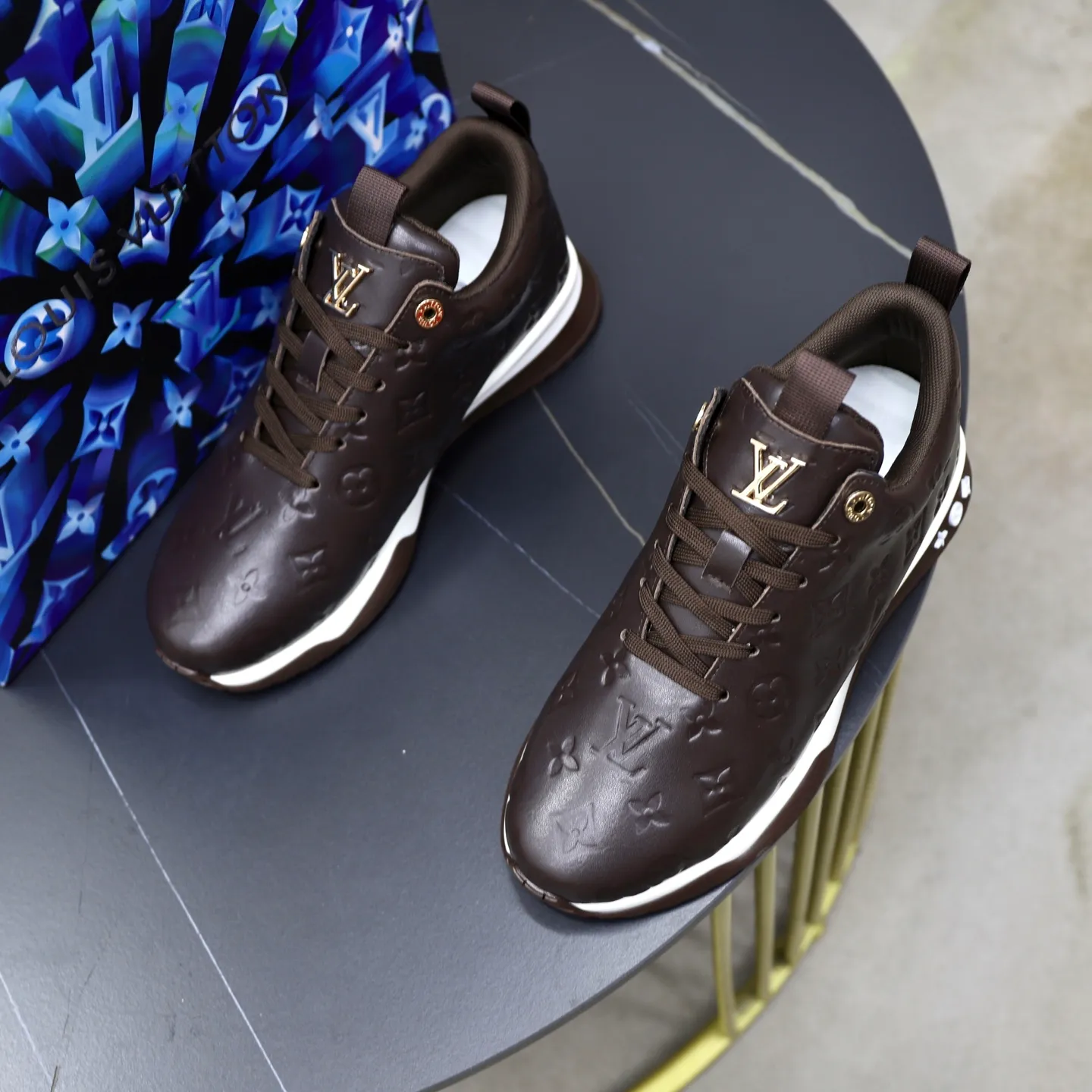 Factory price: 520💰【LV】Louis Vuitton is a high-end brand of men's shoes, new models on the market, top luxury brand, the latest fashionable casual men's shoes, trendy and versatile style, relaxed and sporty style, calfskin upper and ultra-fine workmanship. The original personalized fashionable rubber wear-resistant outsole is light and comfortable on the foot. Code number: 39-44 (45, 46 customized)
